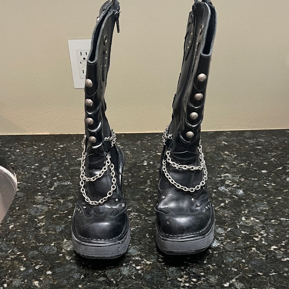 Black Skull Chain Heeled Boots - Picture 3 of 5